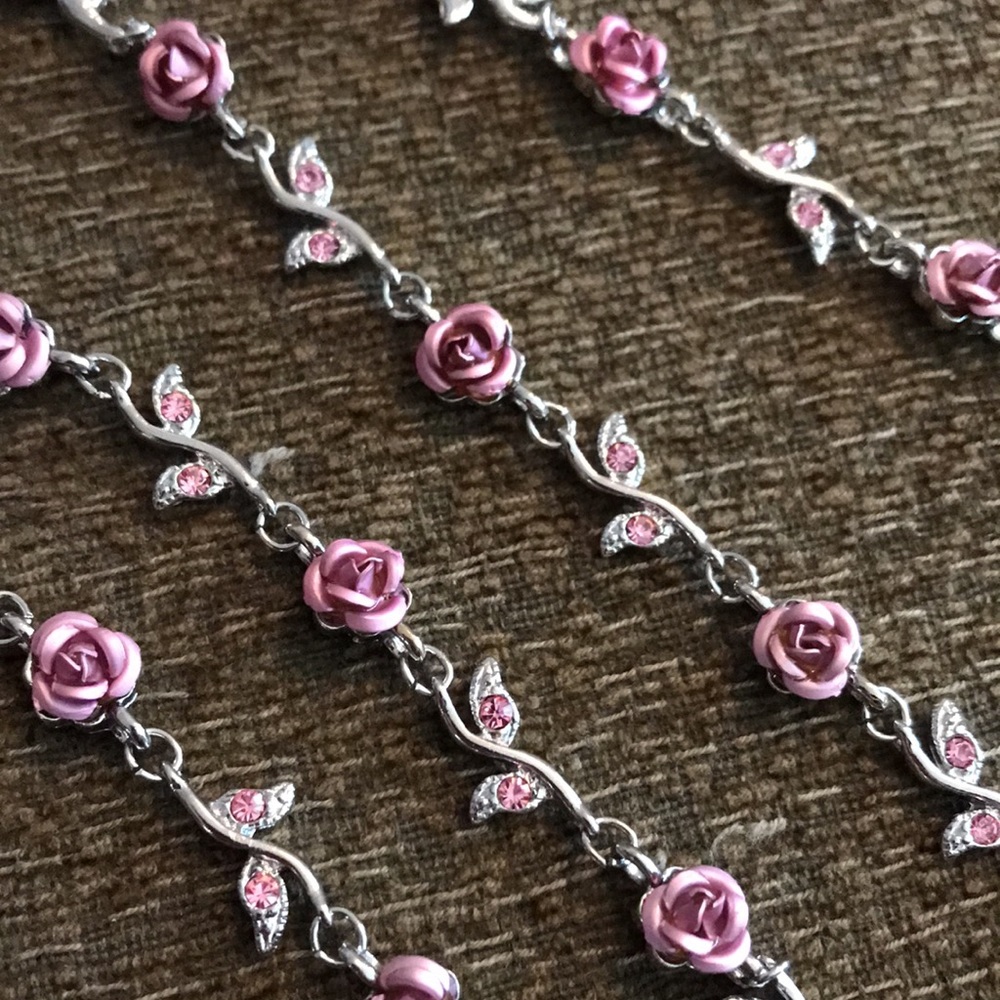 Stunning Entwined Roses Necklace an Bracelet Set